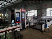 Laserový rezací stroj kovovej trubice s poloautomatickým nakladacím systémom